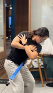 판교 골프트레이닝 파우즈랩에서 LPGA 강민지 프로가 몸의 움직임을 배우고 순서에 맞게 골프트레이닝을 하고 있음